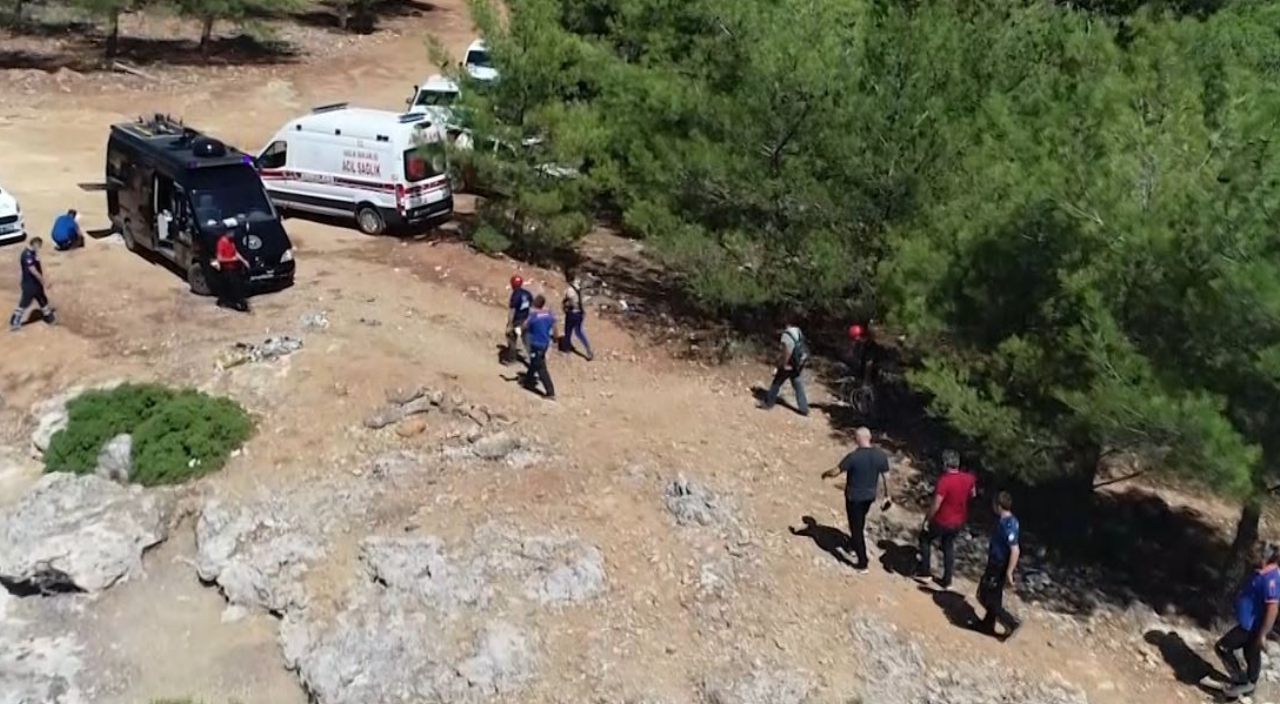 Define aramaya çıktılar! Uçurumda mahsur kaldılar